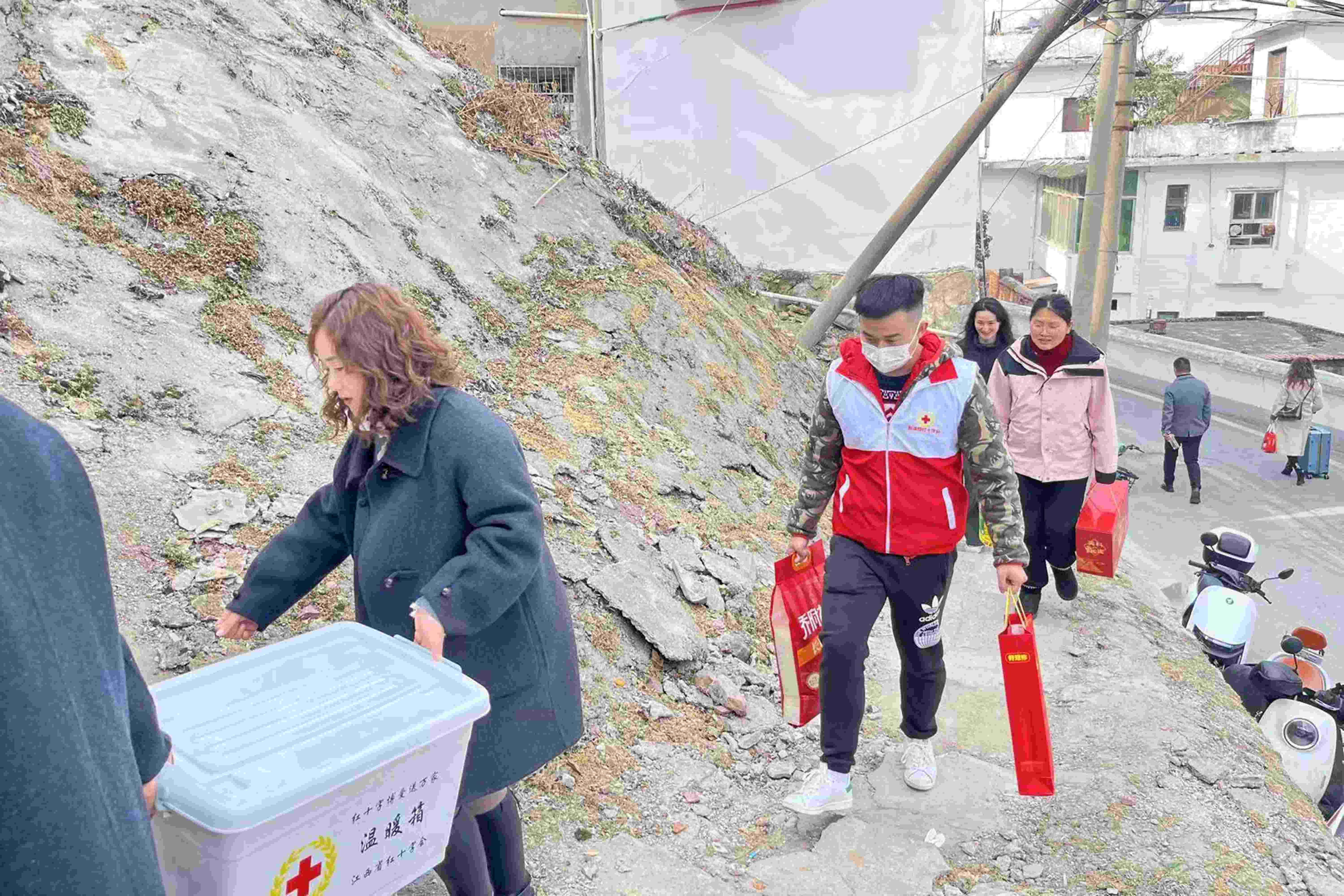 江西乐发welcome医疗为彭泽县60户贫困户送温暖