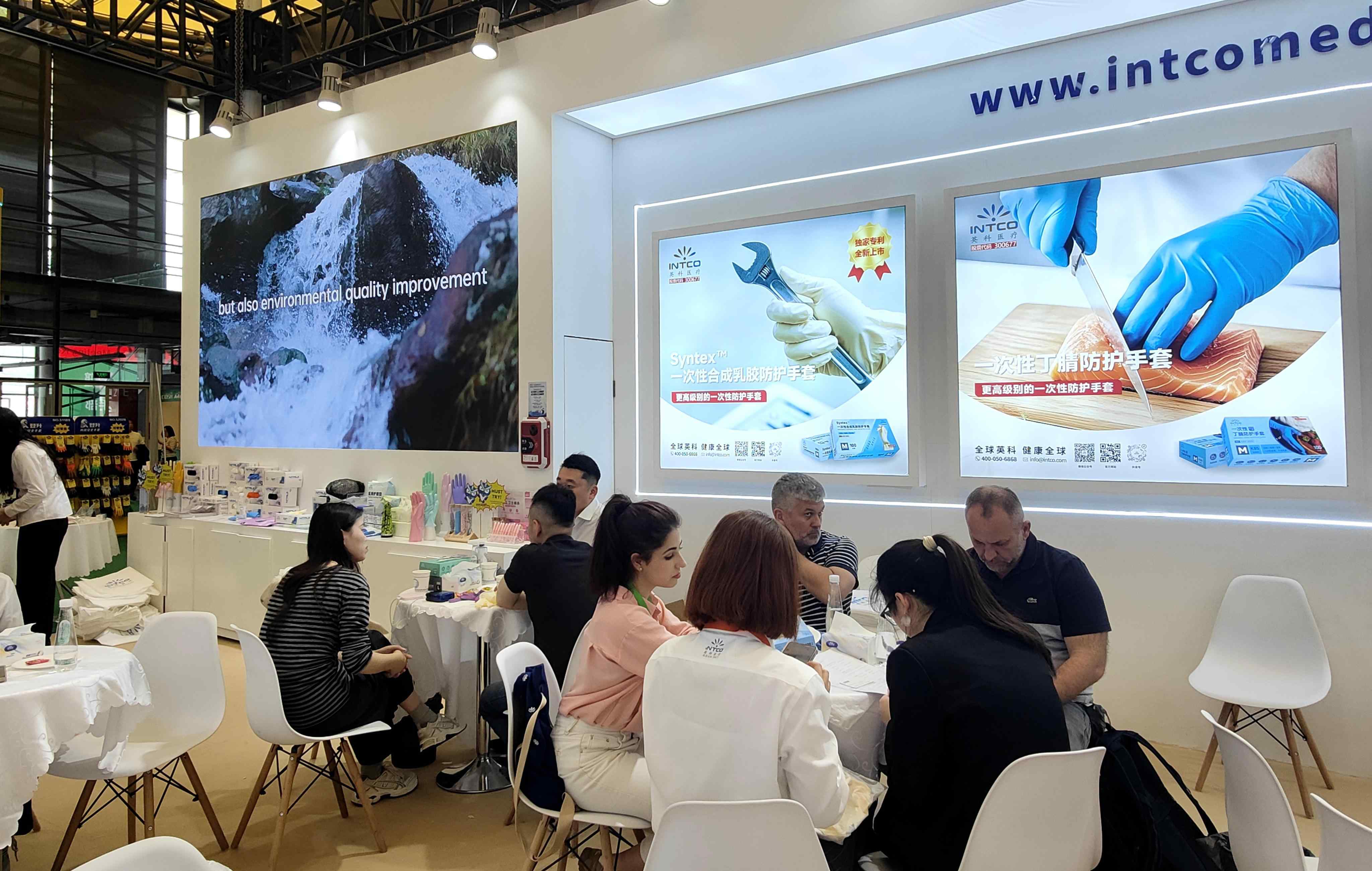 乐发welcome医疗精心打造了食品餐饮、无尘洁净、实验制药、工业防护四大主题展区